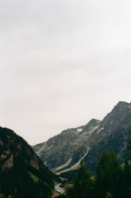 Blick in ein dunkler Alpental