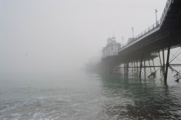 an Englands Küste ein Steg im Nebel