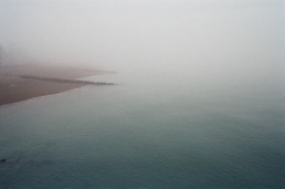 Englands Küste im Nebel
